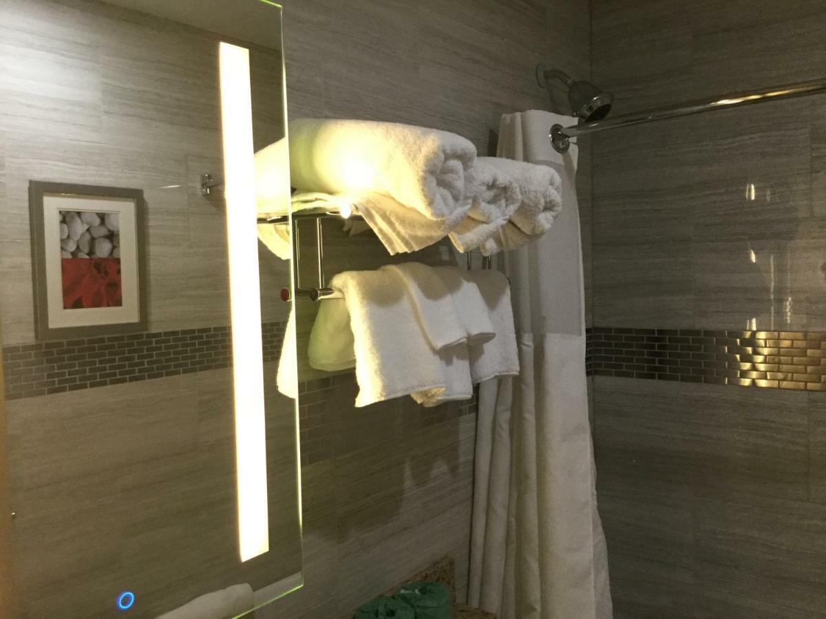 Готель Ramada By Wyndham Bronx Terminal Нью-Йорк Екстер'єр фото