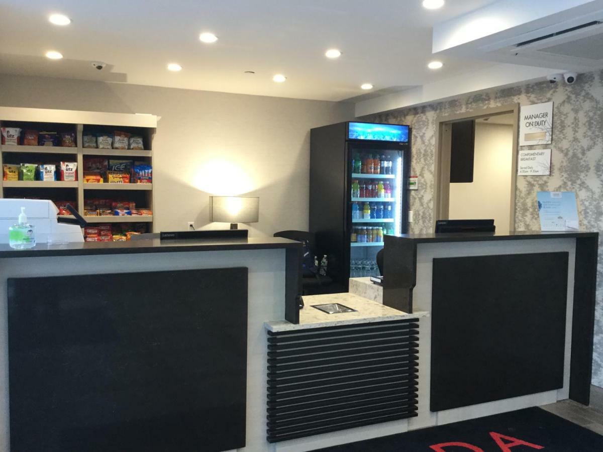 Готель Ramada By Wyndham Bronx Terminal Нью-Йорк Екстер'єр фото